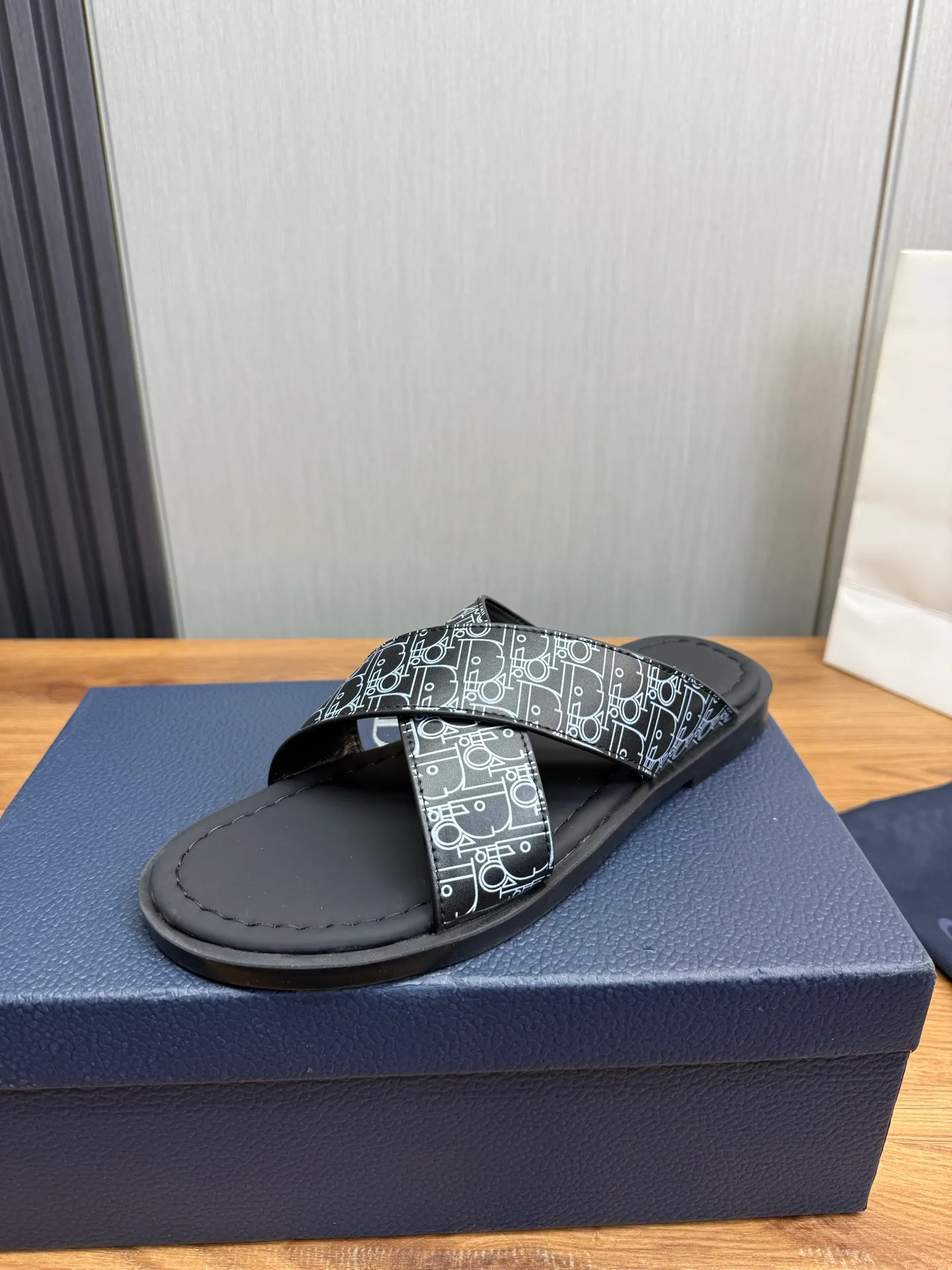 Men's shoes 💰300💰 Dior. Popular slippers hot sale 🔥 Available all year round ✅ Original original material 🩴 SIZE: 38-46 (45.46 non-refundable)